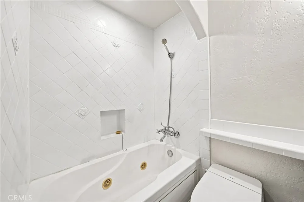 2222 Beachwood Drive #105 Los Angeles, CA 90068