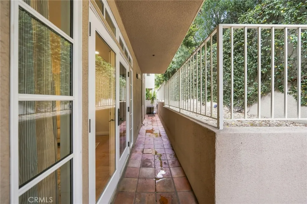 2222 Beachwood Drive #105 Los Angeles, CA 90068