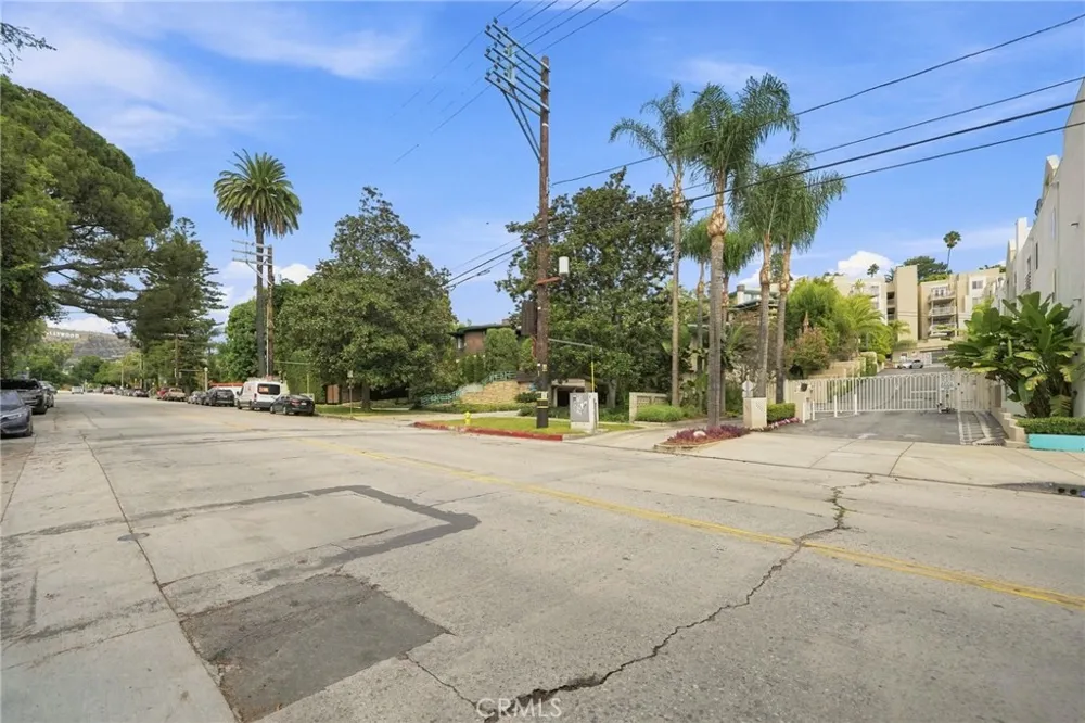 2222 Beachwood Drive #105 Los Angeles, CA 90068