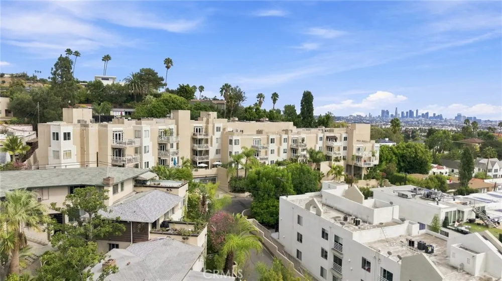 2222 Beachwood Drive #105 Los Angeles, CA 90068