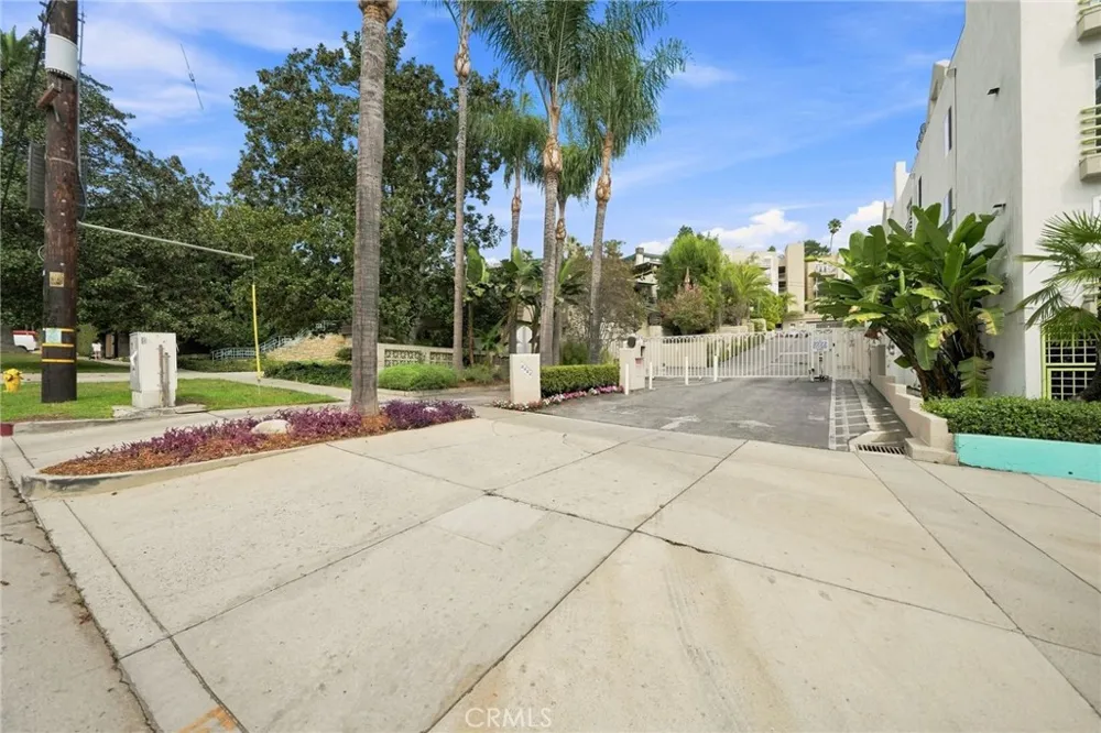 2222 Beachwood Drive #105 Los Angeles, CA 90068