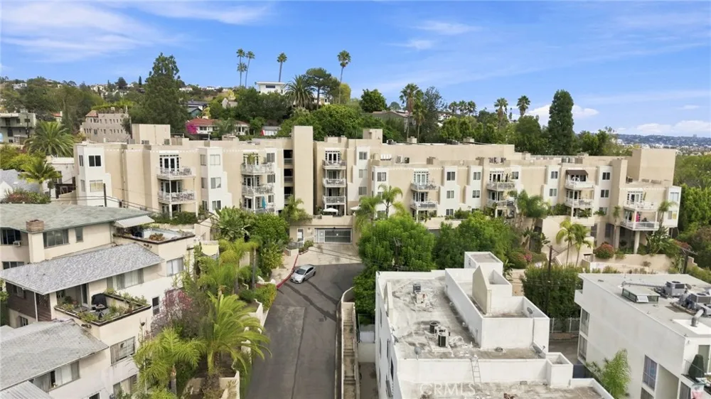 2222 Beachwood Drive #105 Los Angeles, CA 90068