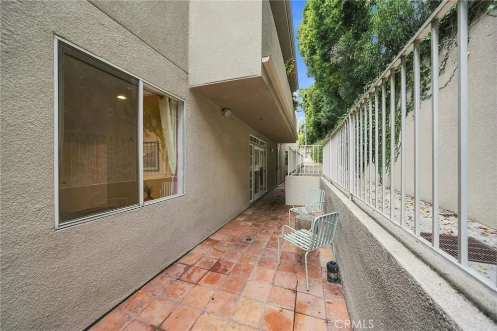 2222 Beachwood Drive #105 Los Angeles, CA 90068