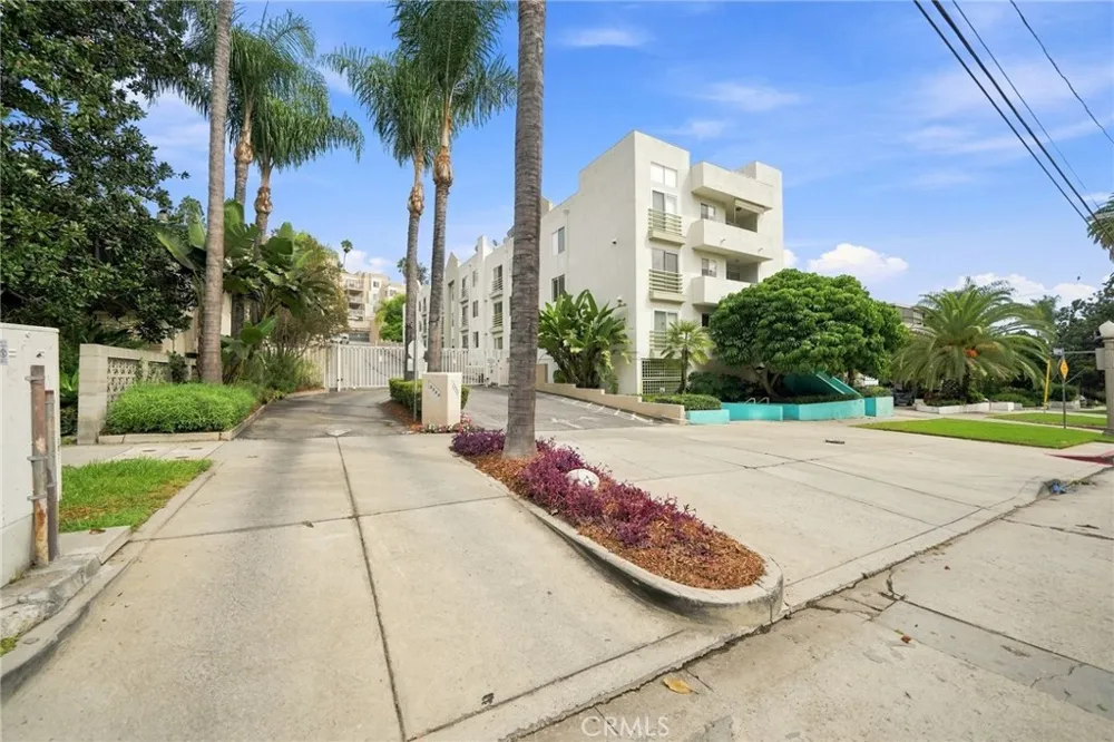 2222 Beachwood Drive #105 Los Angeles, CA 90068