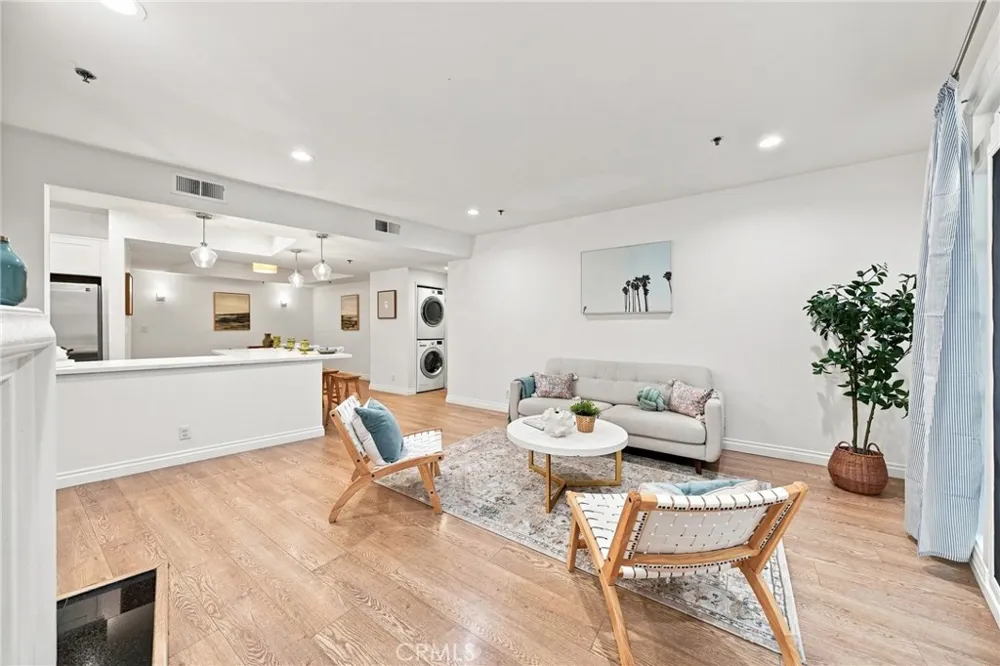 2222 Beachwood Drive #105 Los Angeles, CA 90068