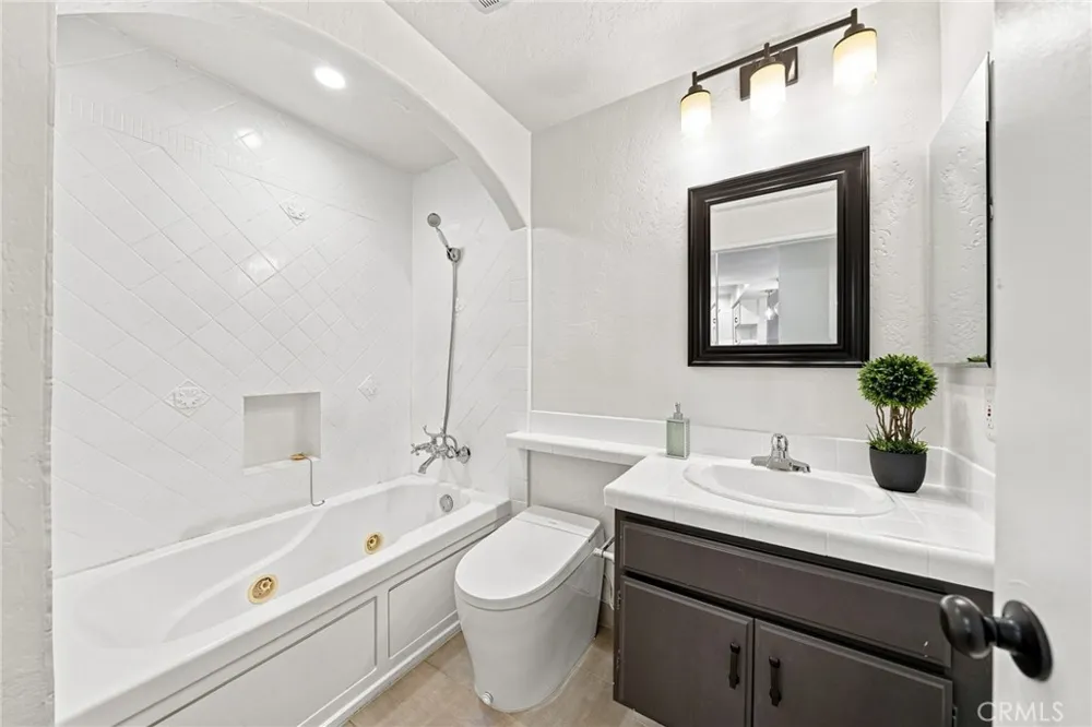 2222 Beachwood Drive #105 Los Angeles, CA 90068