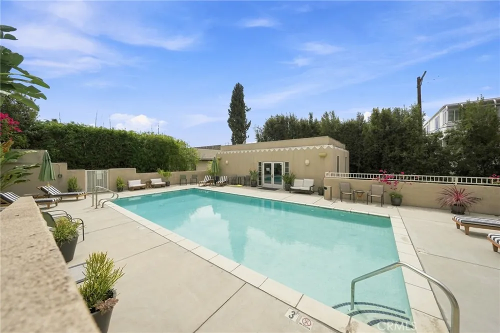2222 Beachwood Drive #105 Los Angeles, CA 90068