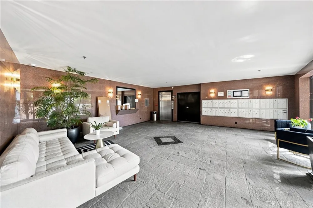 2222 Beachwood Drive #105 Los Angeles, CA 90068