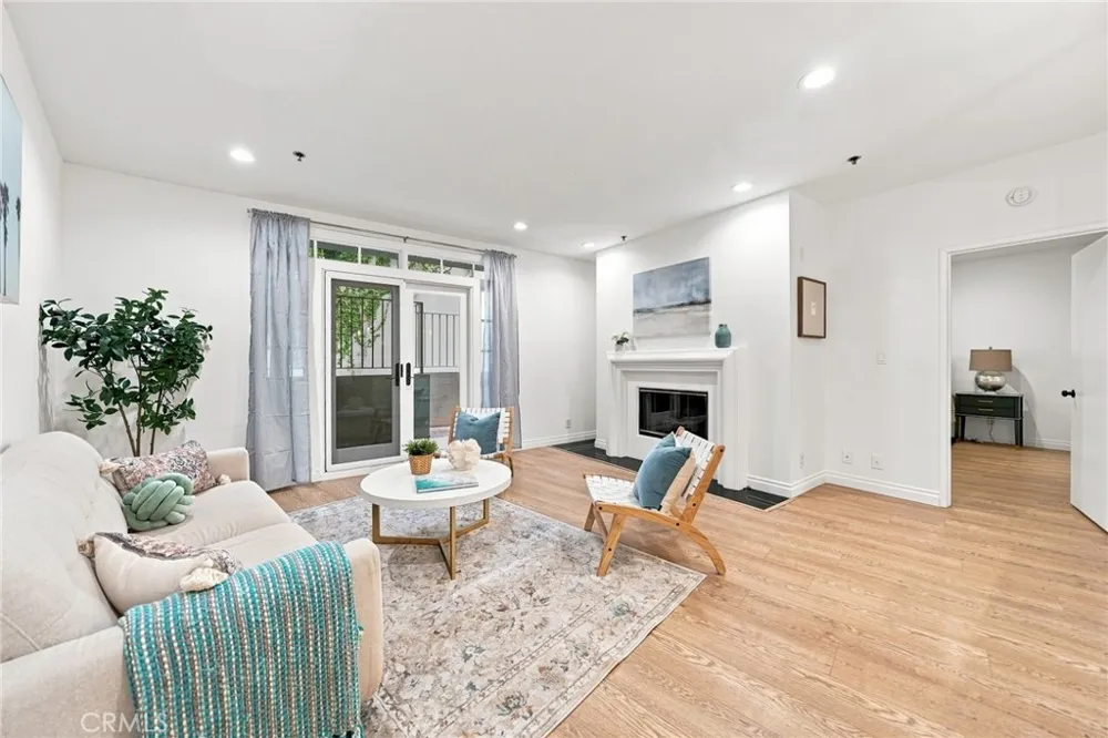 2222 Beachwood Drive #105 Los Angeles, CA 90068