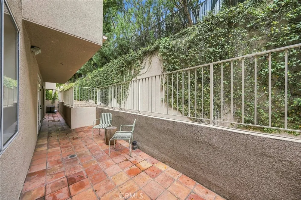 2222 Beachwood Drive #105 Los Angeles, CA 90068