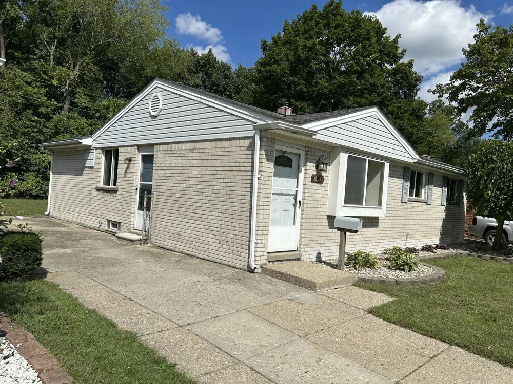 38040 Castle Drive Romulus, MI 48174