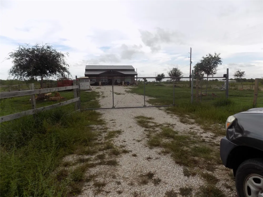 4726 County Road 45 Angleton, TX 77515