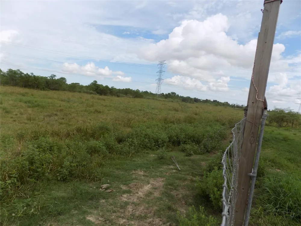 4726 County Road 45 Angleton, TX 77515