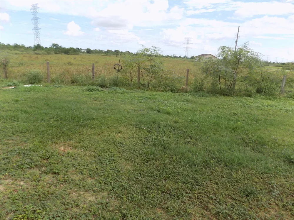 4726 County Road 45 Angleton, TX 77515