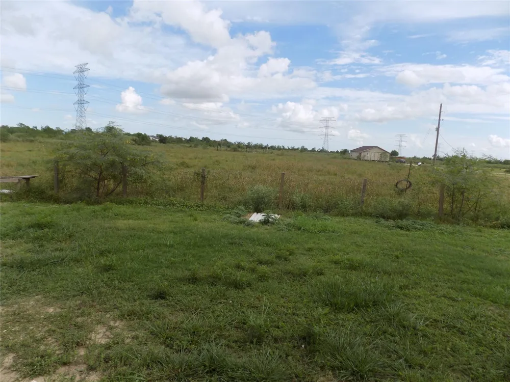 4726 County Road 45 Angleton, TX 77515