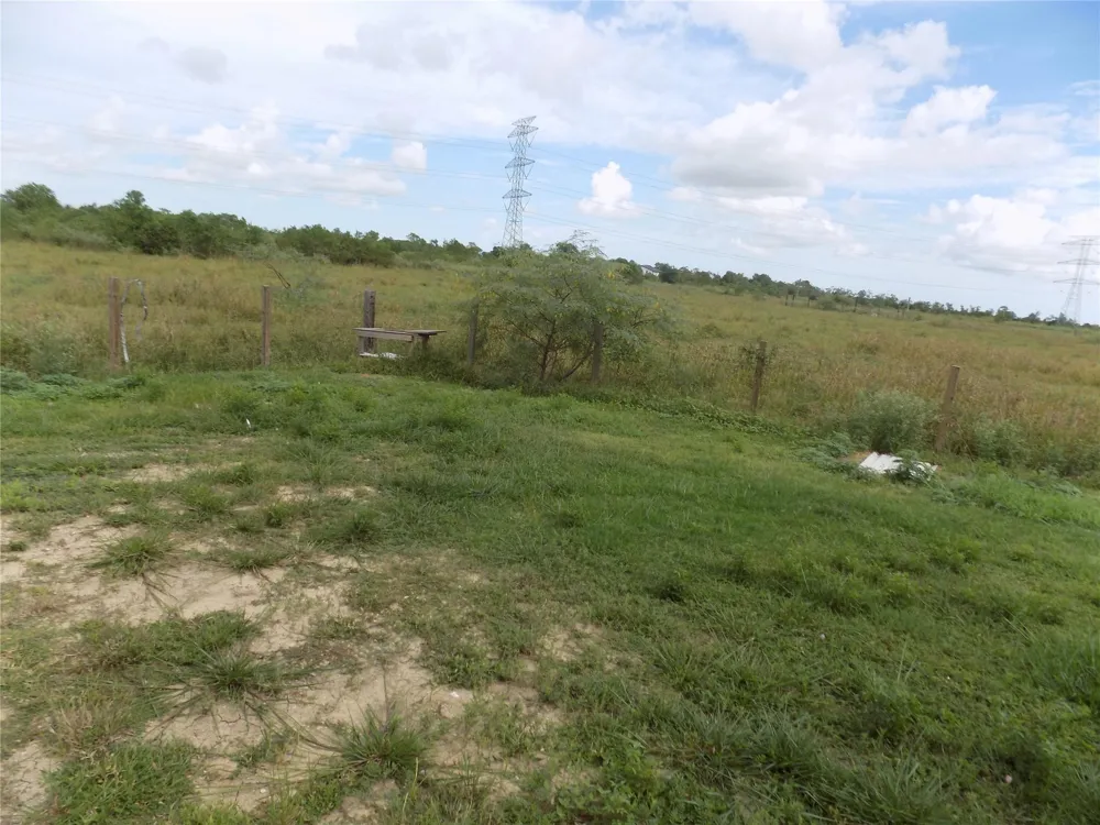 4726 County Road 45 Angleton, TX 77515