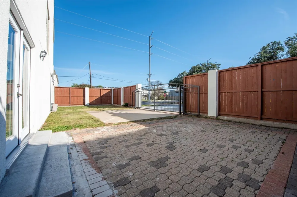 2922 Bering Drive Houston, TX 77057