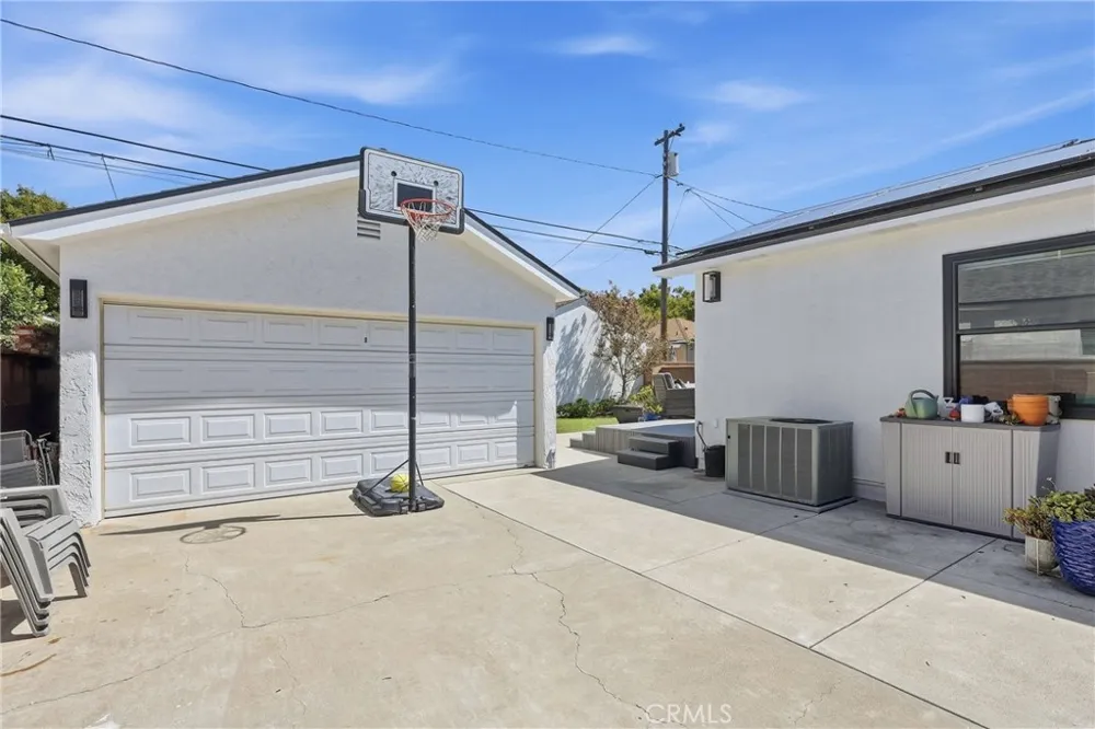3716 Nipomo Long Beach, CA 90808