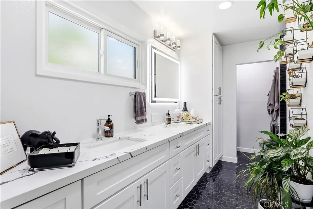 3716 Nipomo Long Beach, CA 90808