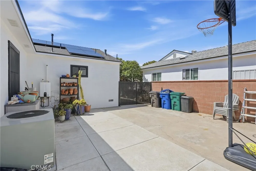 3716 Nipomo Long Beach, CA 90808
