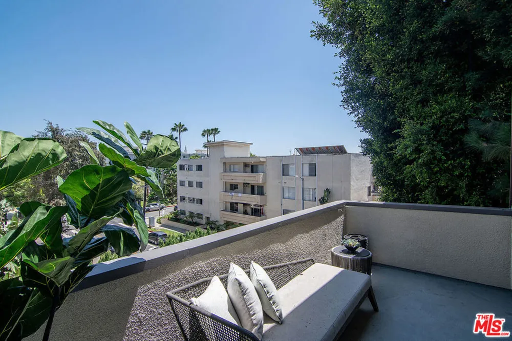1434 Greenfield Avenue #303 Los Angeles, CA 90025