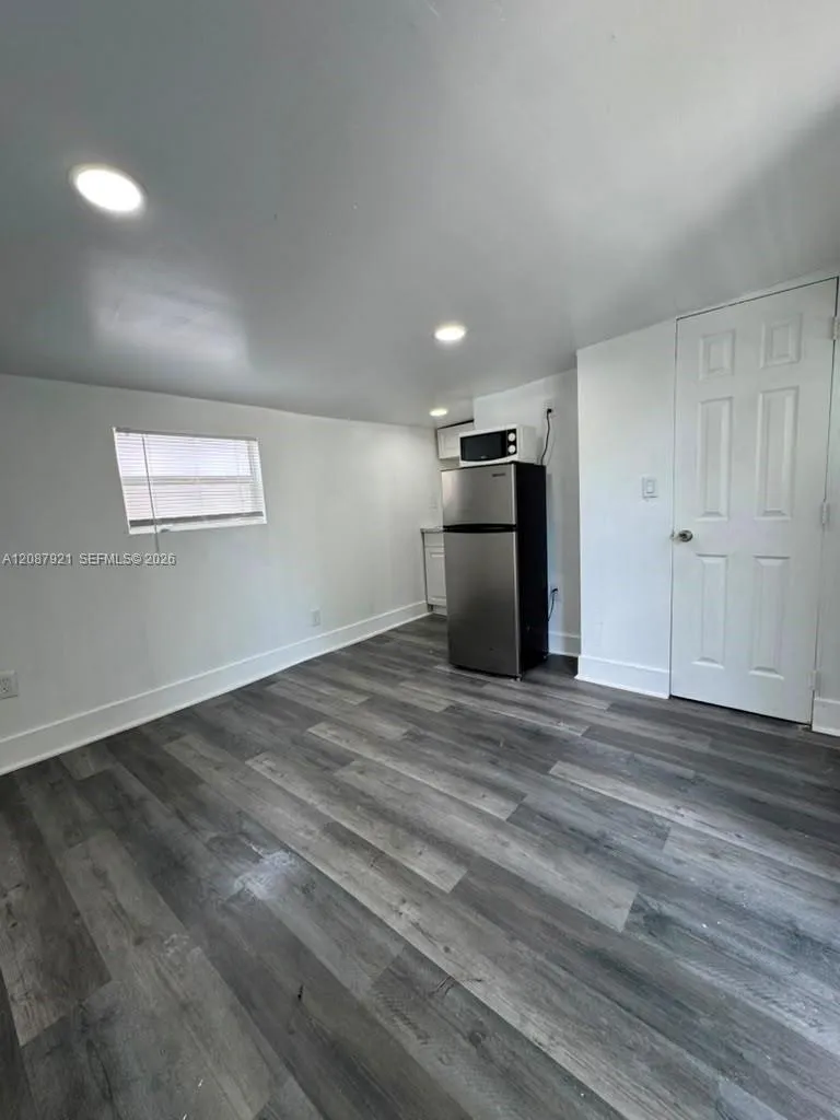 25 SW 10th St #11 Dania Beach, FL 33004