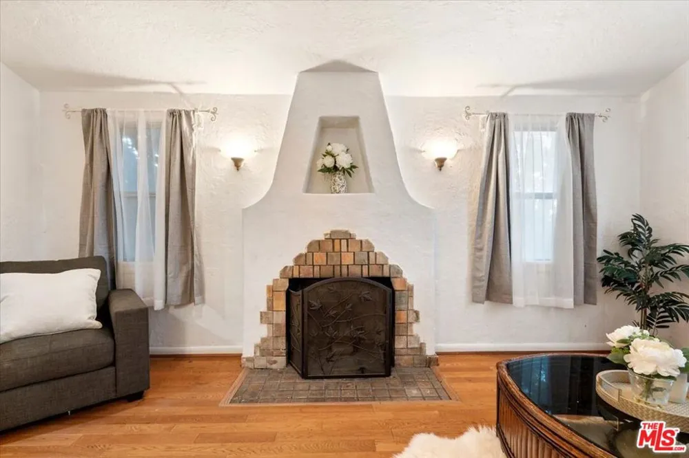 2548 Casitas Avenue Altadena, CA 91001