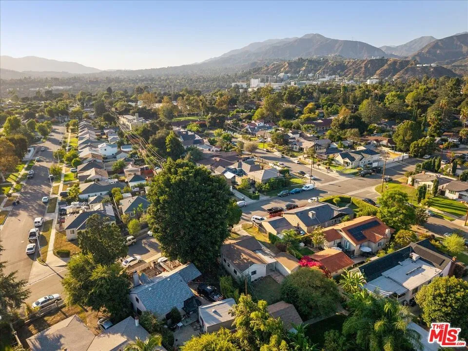 2548 Casitas Avenue Altadena, CA 91001