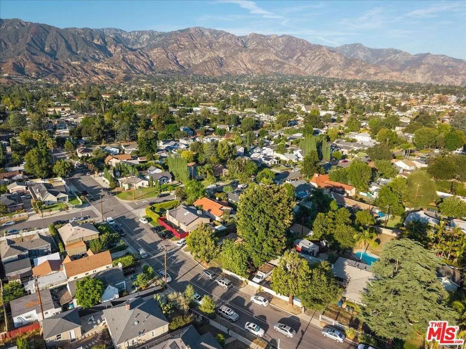 2548 Casitas Avenue Altadena, CA 91001