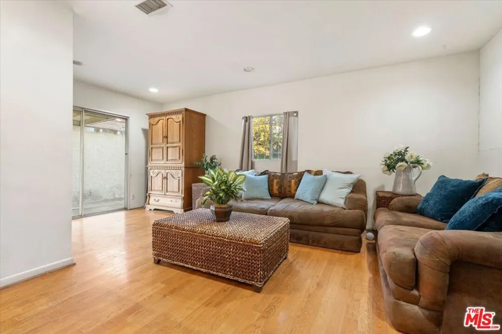 2548 Casitas Avenue Altadena, CA 91001
