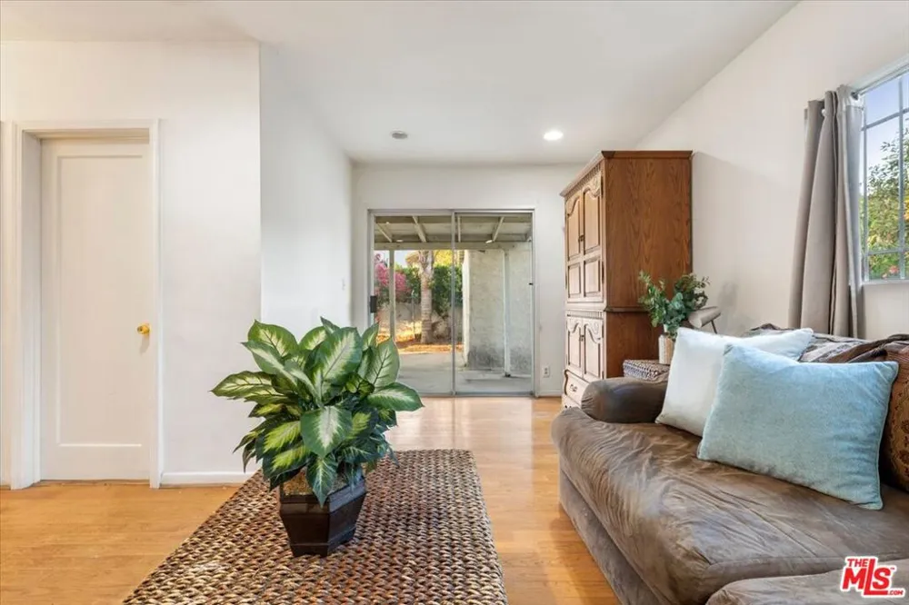 2548 Casitas Avenue Altadena, CA 91001