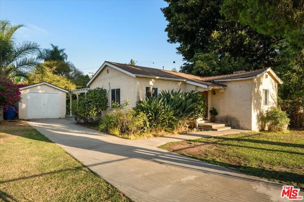 2548 Casitas Avenue Altadena, CA 91001