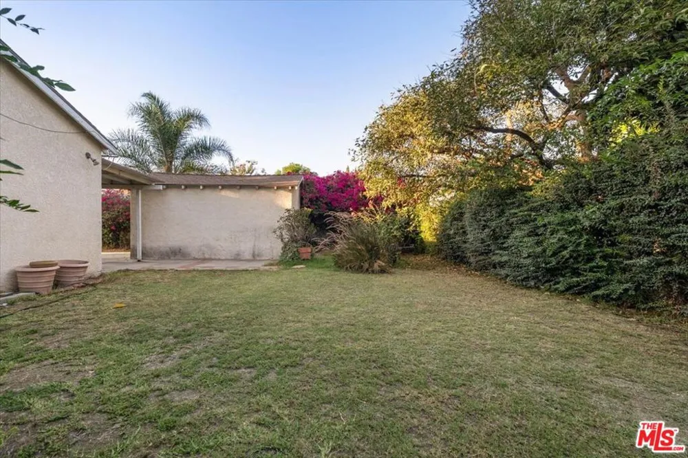 2548 Casitas Avenue Altadena, CA 91001