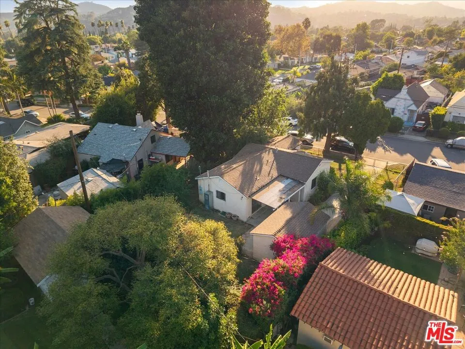 2548 Casitas Avenue Altadena, CA 91001