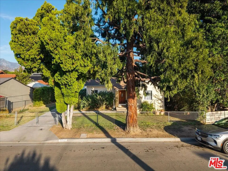 2548 Casitas Avenue Altadena, CA 91001