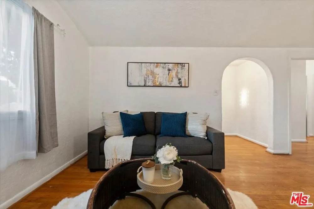 2548 Casitas Avenue Altadena, CA 91001