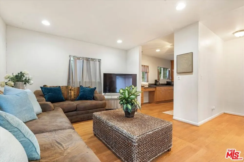 2548 Casitas Avenue Altadena, CA 91001