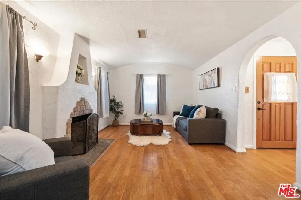 2548 Casitas Avenue Altadena, CA 91001