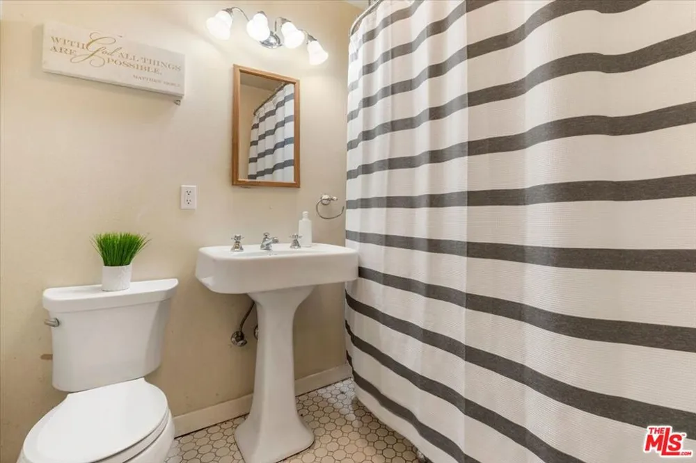 2548 Casitas Avenue Altadena, CA 91001