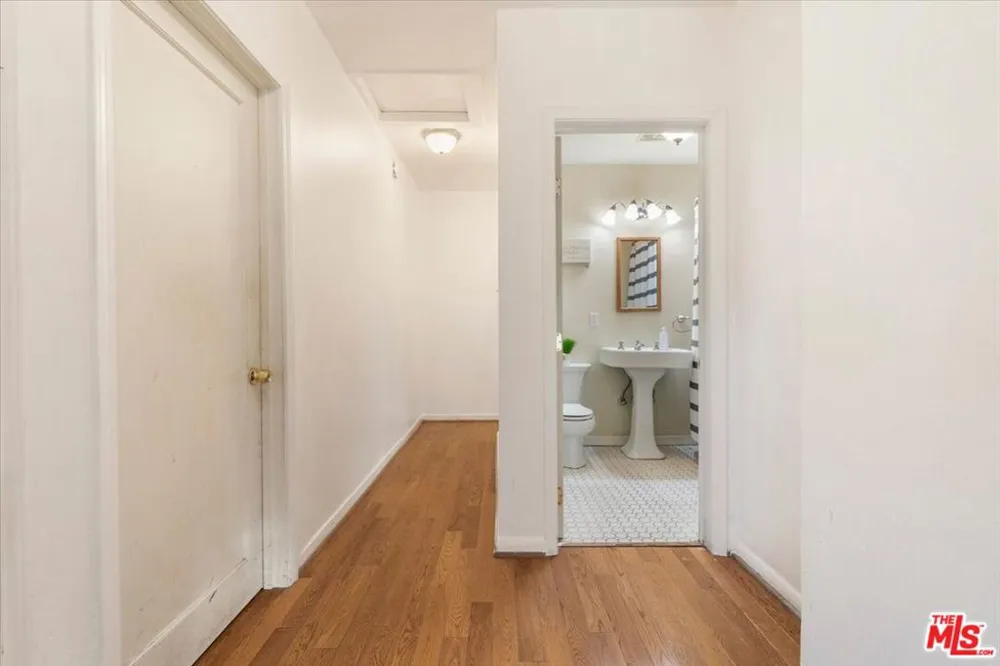 2548 Casitas Avenue Altadena, CA 91001