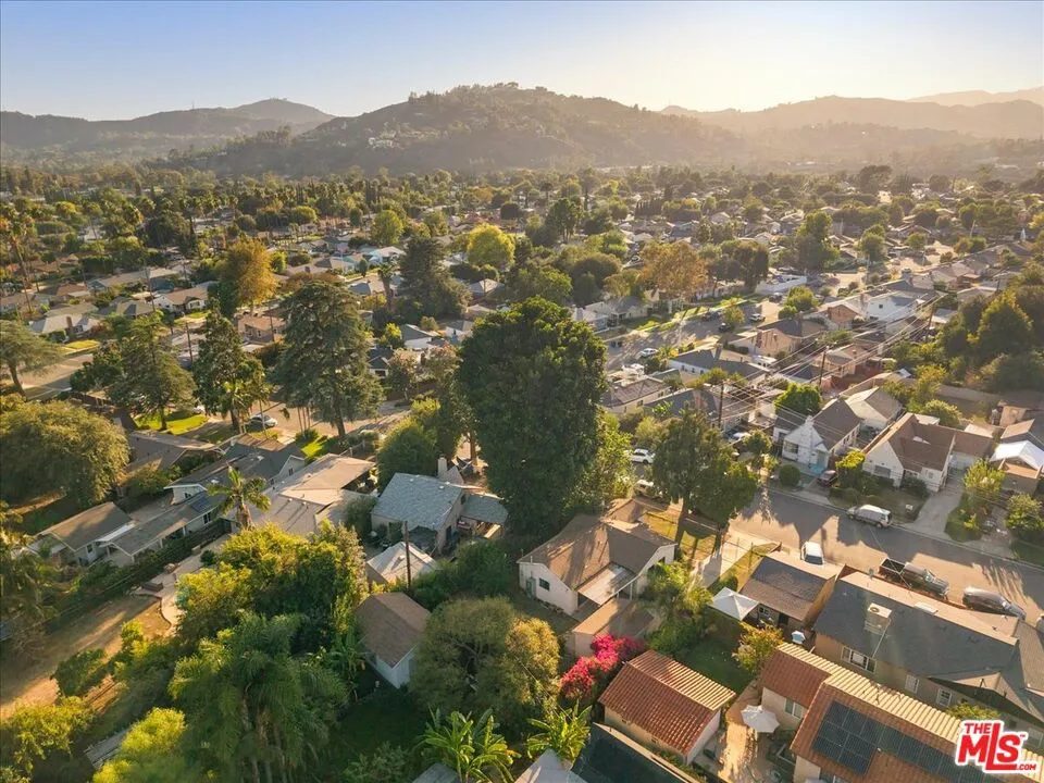 2548 Casitas Avenue Altadena, CA 91001