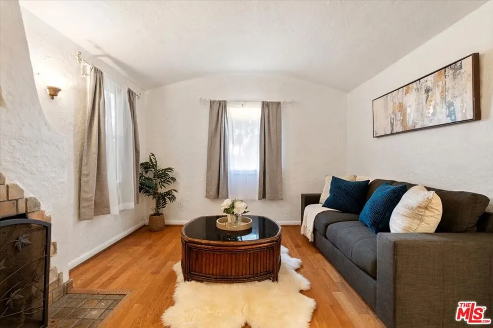 2548 Casitas Avenue Altadena, CA 91001