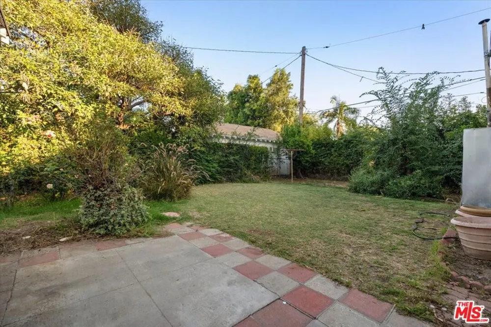 2548 Casitas Avenue Altadena, CA 91001