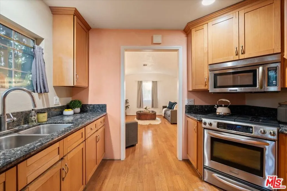 2548 Casitas Avenue Altadena, CA 91001