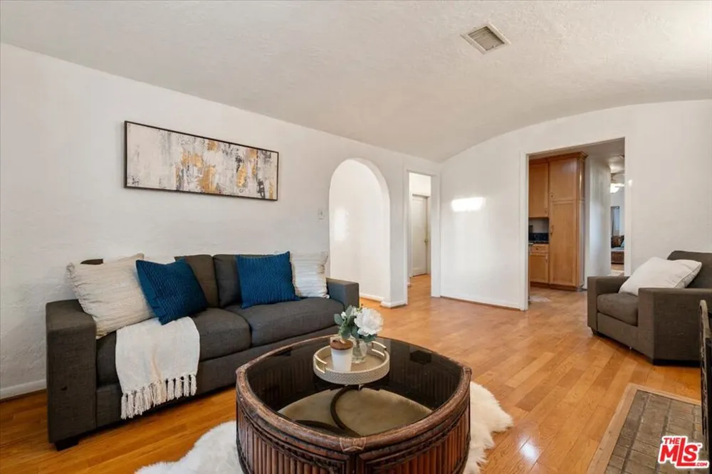 2548 Casitas Avenue Altadena, CA 91001