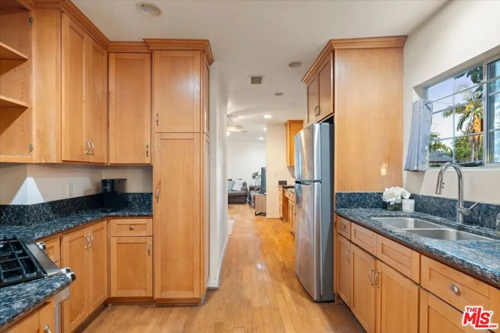 2548 Casitas Avenue Altadena, CA 91001