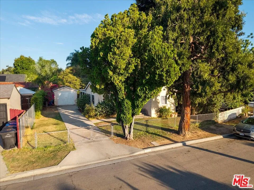 2548 Casitas Avenue Altadena, CA 91001