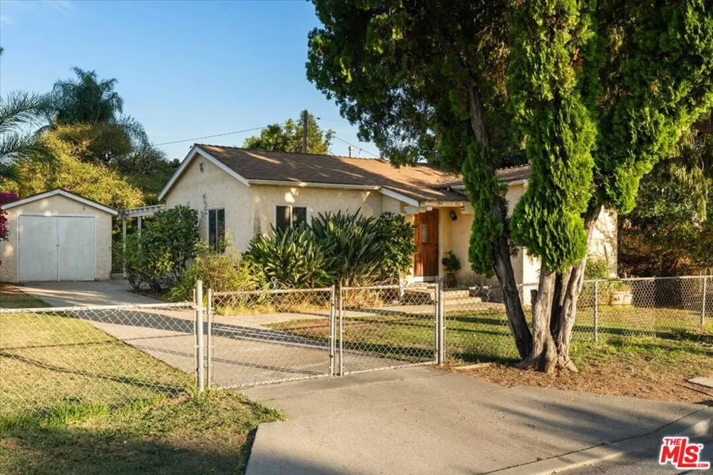 2548 Casitas Avenue Altadena, CA 91001