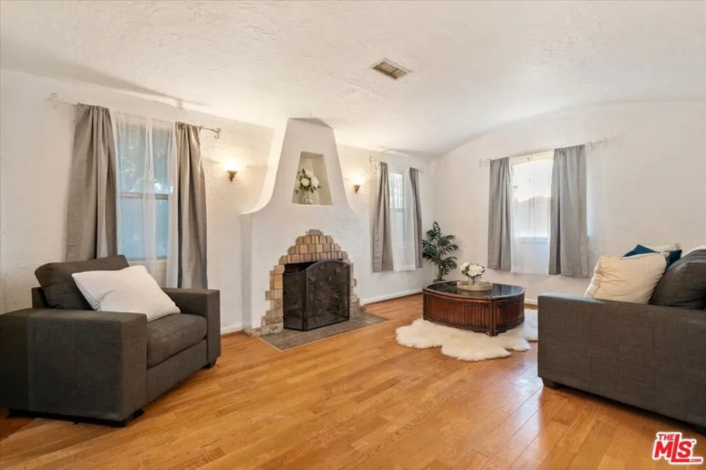 2548 Casitas Avenue Altadena, CA 91001