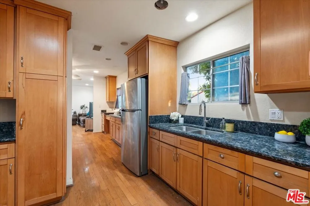 2548 Casitas Avenue Altadena, CA 91001